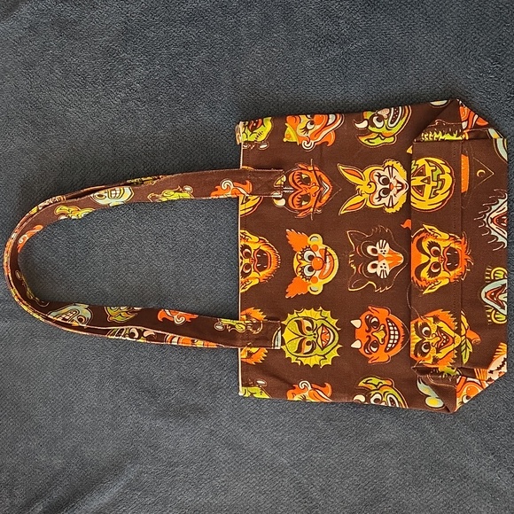 Big Bud Press Halloween Masks Printed Shoulder Zip Tote - Picture 4 of 4